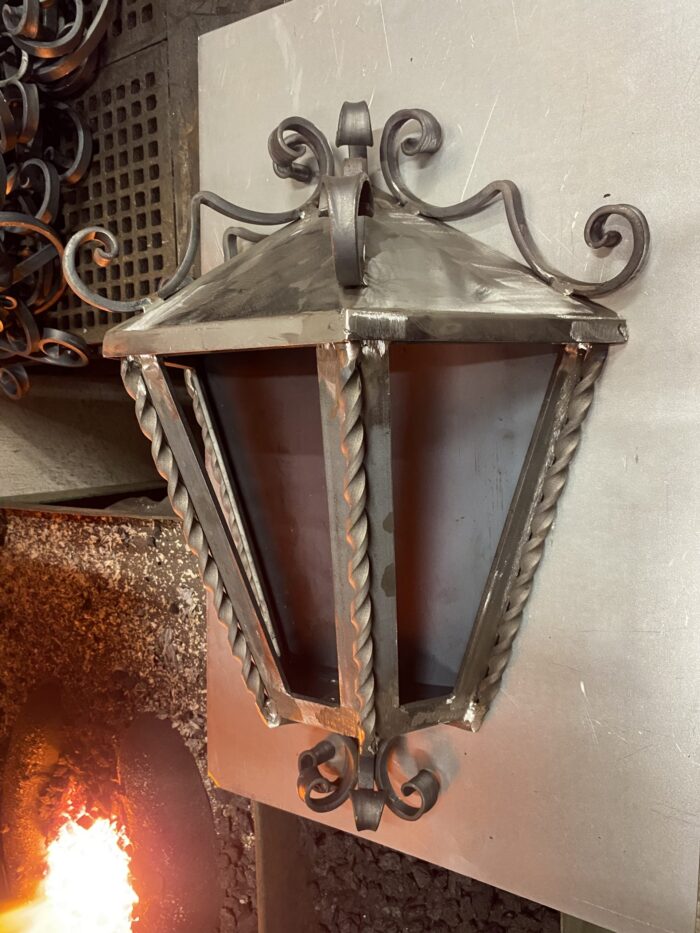 Halblaterne Santa Maria: Wandleuchte aus der Manufaktur – Bild 2